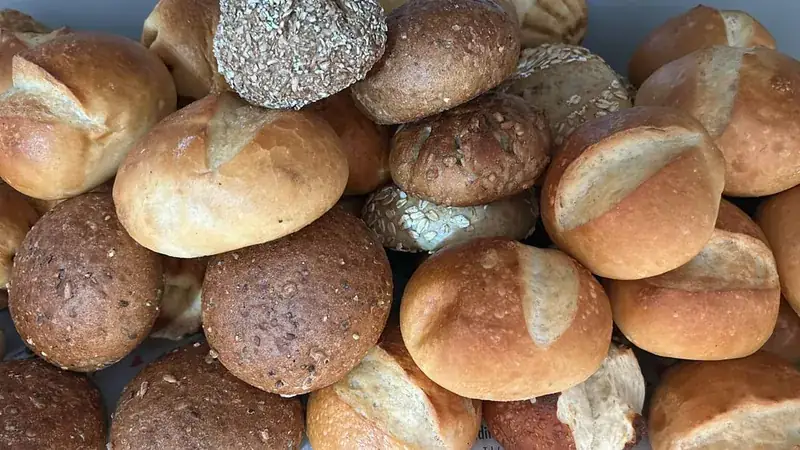 Verschiedene gerettete Brötchen und Brotsorten