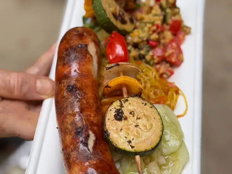 Geselliger Grillplausch mit Gegrilltem und frischem Gemüse