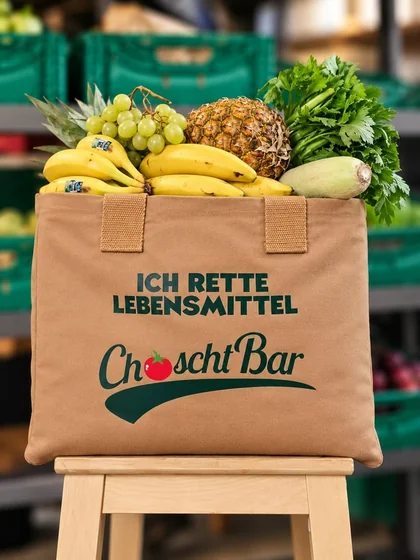 ChoschtBar-Stofftasche mit Aufdruck 'Ich rette Lebensmittel', gefüllt mit Früchten und Gemüse